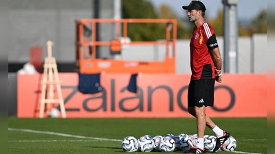 Jürgen Klopp schaut beim Training der Nationalmannschaft genau hin.  (Foto: Federico Gambarini/dpa)