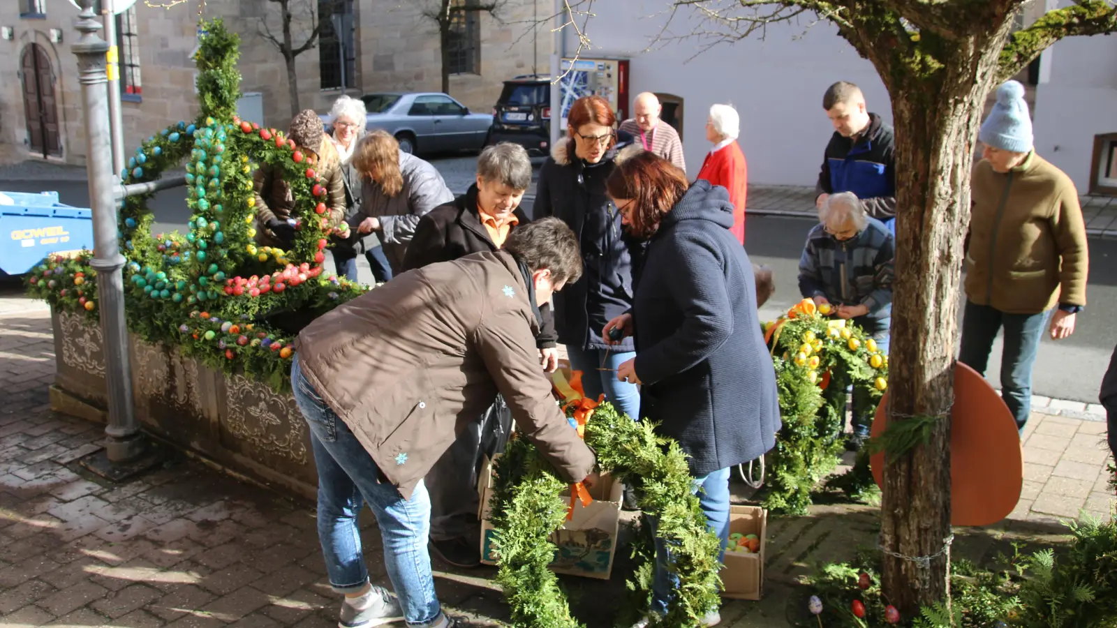 Eine rekordverdächtige Teilnahme von Helfern begrüßte der Obst- und Gartenbauverein Wilhelmsdorf. Mit Buchsgirlanden und bunten Eiern wurde der obere Dorfbrunnen geschmückt. Eine Besonderheit: Für Mitglieder aus umliegenden Orten platzierte der Verein zusätzlich in den jeweiligen Dörfern einen Strauß mit Eiern. (Foto: Anton Gras)