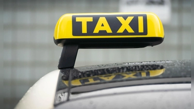 Zwischen zwei Taxifahrern und einem Fahrgast brach ein Streit aus. (Symbolbild) (Foto: Frank Rumpenhorst/dpa)