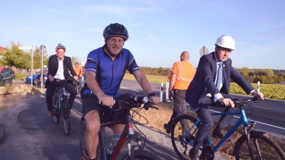 Anradeln auf dem neuen Weg: Abgeordneter Hans Herold (links), Bürgermeister Wolfgang Lampe und Stadtbaumeister Jürgen Hofmann (hinten) scheinen die Jungfernfahrt sichtlich zu genießen. (Foto: Johannes Zimmermann)