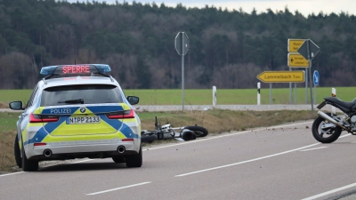 Bei einem Unfall am Samstag bei Heuberg (Herrieden) ist ein 18-jähriger Motorradfahrer noch vor Ort gestorben. (Foto: Gudrun Bayer)