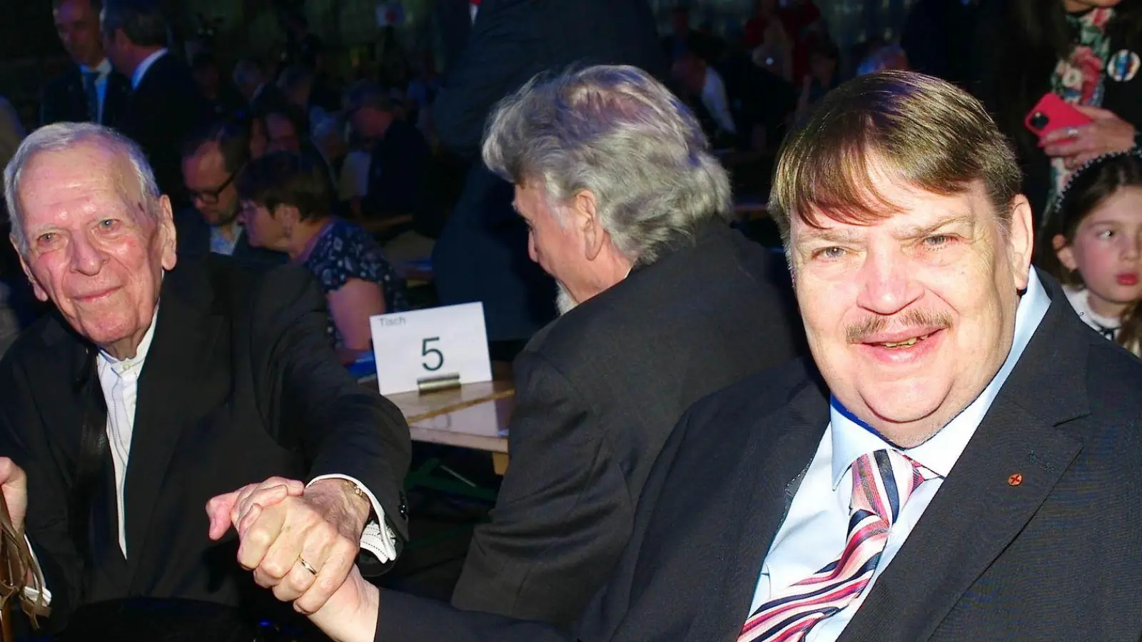 Bernd Posselt (r), Sprecher der Sudetendeutschen Volksgruppe, mit dem Schriftsteller Milan Uhde (l), dem diesjährigen Preisträger des Europäischen Karlspreises der Sudetendeutschen, an einem Tisch. (Foto: Michael Heitmann/dpa)