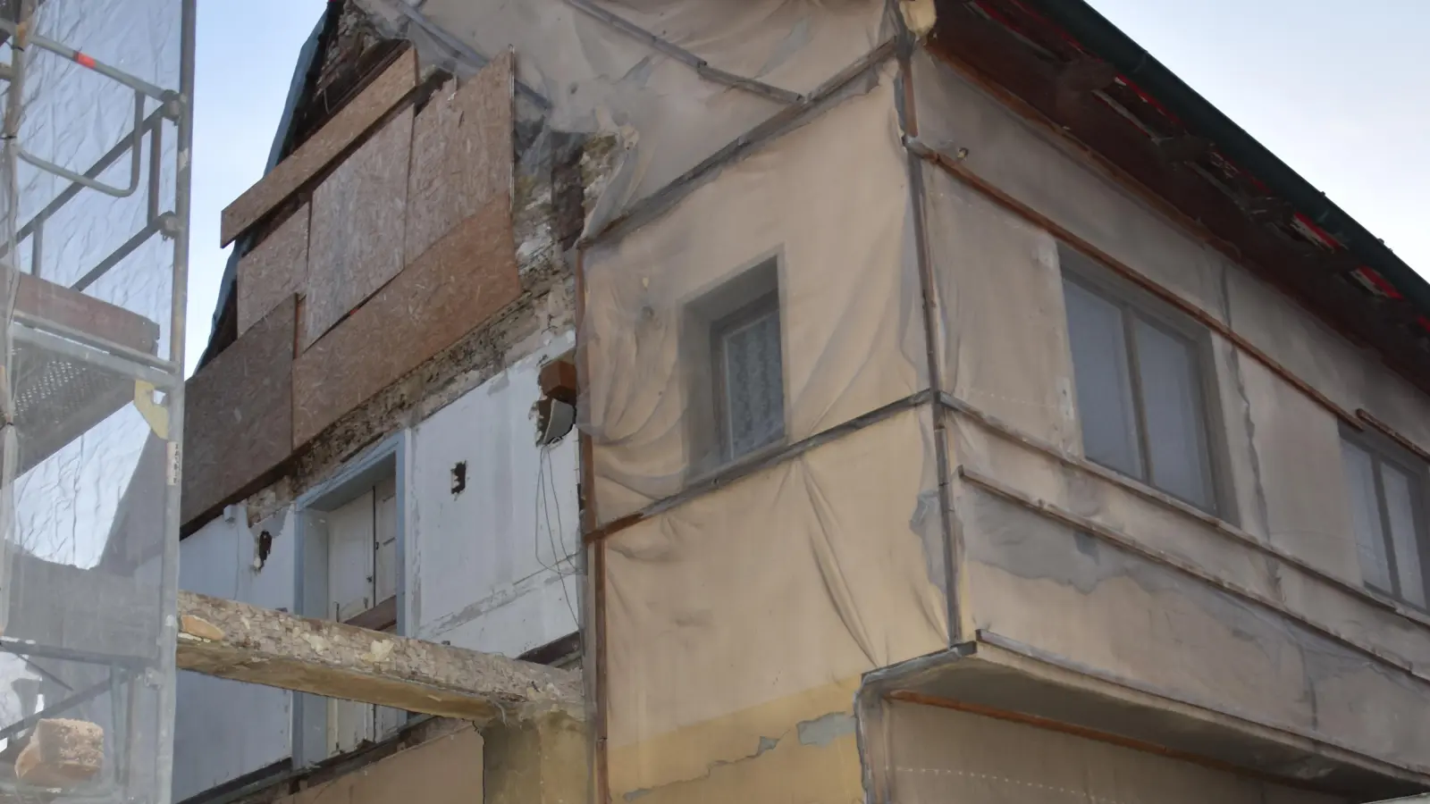 Das Nebengebäude soll einem Neubau mit öffentlichem Platz weichen. Der linke Teil ist derzeit eingerüstet und wird saniert. (Foto: Anita Dlugoß)