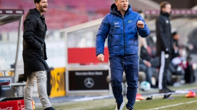 Herthas ehemaliger Sportdirektor Arne Friedrich (l) hat die Rückholaktion von Trainer Pal Dardai gelobt. (Foto: Tom Weller/dpa)