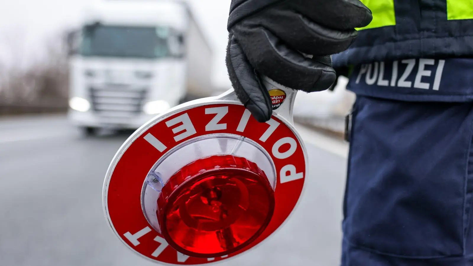 Die Polizei zieht den Lastwagen aus dem Verkehr. (Symbolbild) (Foto: Jan Woitas/dpa)