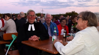 Inmitten von Menschen fühlte sich Pfarrerin Christine Kern all die Jahre am wohlsten&nbsp;– auch bei ihrer Verabschiedung war sie umringt von Weggefährtinnen und Weggefährten. (Foto: Gerhard Krämer)