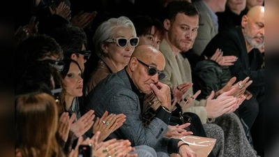 Meryl Streep taucht in Mailand bei der Schau von Dolce &amp; Gabbana auf, mit Stanley Tucci (ebenfalls mit Sonnenbrille) an ihrer Seite. (Foto: Luca Bruno/AP/dpa)