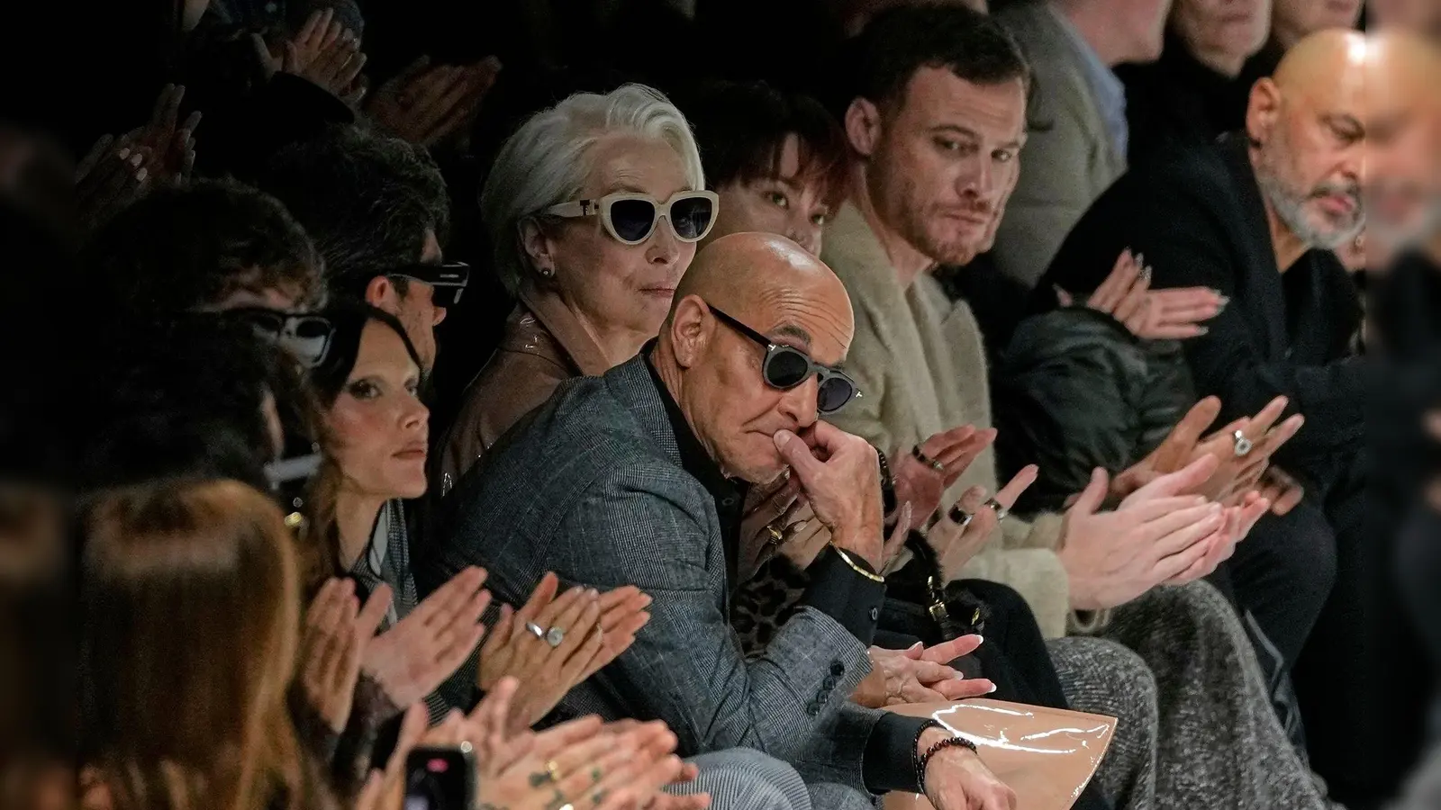 Meryl Streep taucht in Mailand bei der Schau von Dolce &amp; Gabbana auf, mit Stanley Tucci (ebenfalls mit Sonnenbrille) an ihrer Seite. (Foto: Luca Bruno/AP/dpa)