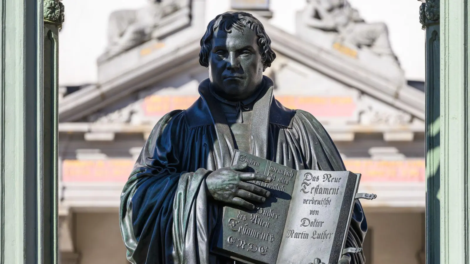 Sachsen-Anhalt ist an zahlreichen Orten mit dem Leben und Wirken Martin Luthers verbunden - an der Wittenberger Schlosskirche hat der Reformator der Überlieferung nach seine 95 Thesen angeschlagen. (Archivbild) (Foto: Hendrik Schmidt/dpa)