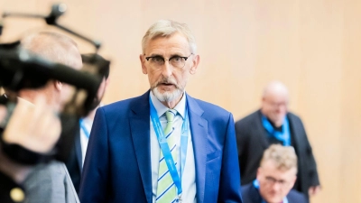 Sachsens Innenminister Armin Schuster bei einer Konferenz (Foto: Christoph Soeder/dpa)