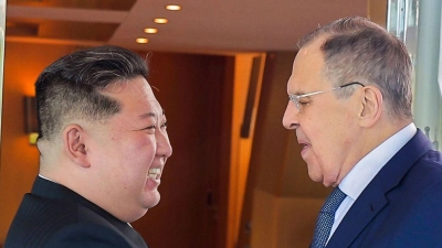 Herzliche Stimmung beim Treffen zwischen Kim und Lawrow. (Foto: Uncredited/KCNA/KNS/dpa)