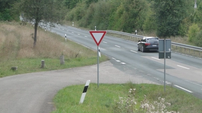 Hier, direkt südlich entlang der Staatsstraße 2246, wollen Staatliches Bauamt und die Stadt Leutershausen den Radweg nach Ansbach bauen. (Foto: Winfried Vennemann)