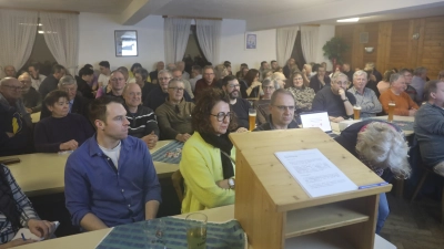 Dicht gedrängt saßen die rund 300 Gäste bei der Dachsbacher Bürgerversammlung – etliche von ihnen dürften aus Solidarität mit dem Bürgermeister gekommen sein.  (Foto: Patrick Lauer)