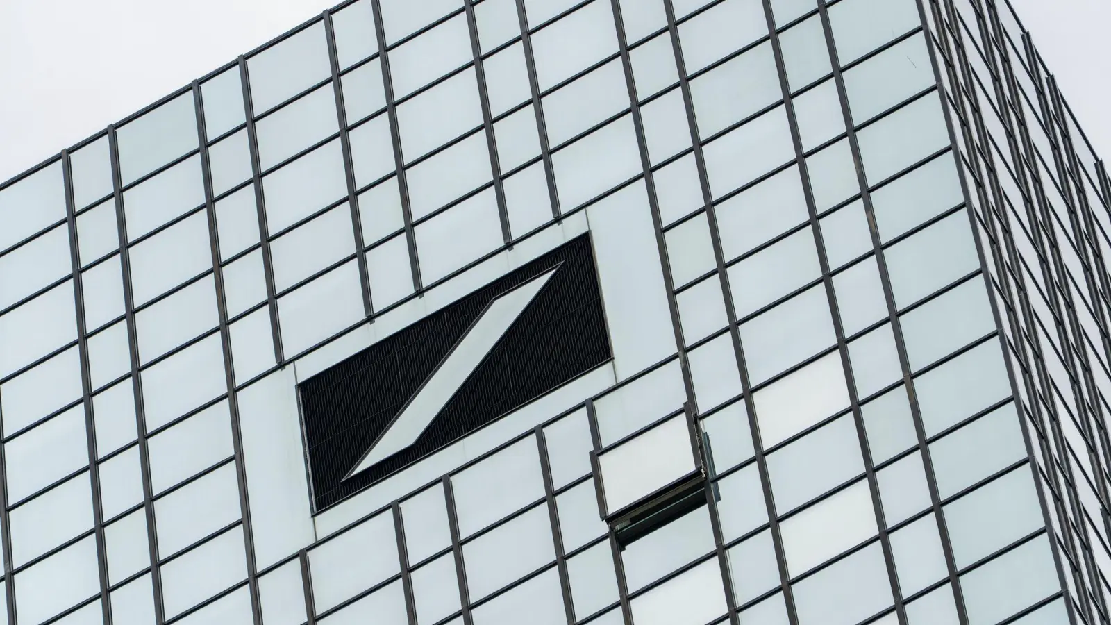 Deutschlands größtes Geldhaus sieht sich mit weiteren millionenschweren Klagen von ehemaligen Mitarbeitern konfrontiert. (Archivbild) (Foto: Andreas Arnold/dpa)
