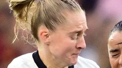 Ging vorbildlich voran: Kapitänin Janina Minge.  (Foto: Sebastian Christoph Gollnow/dpa)