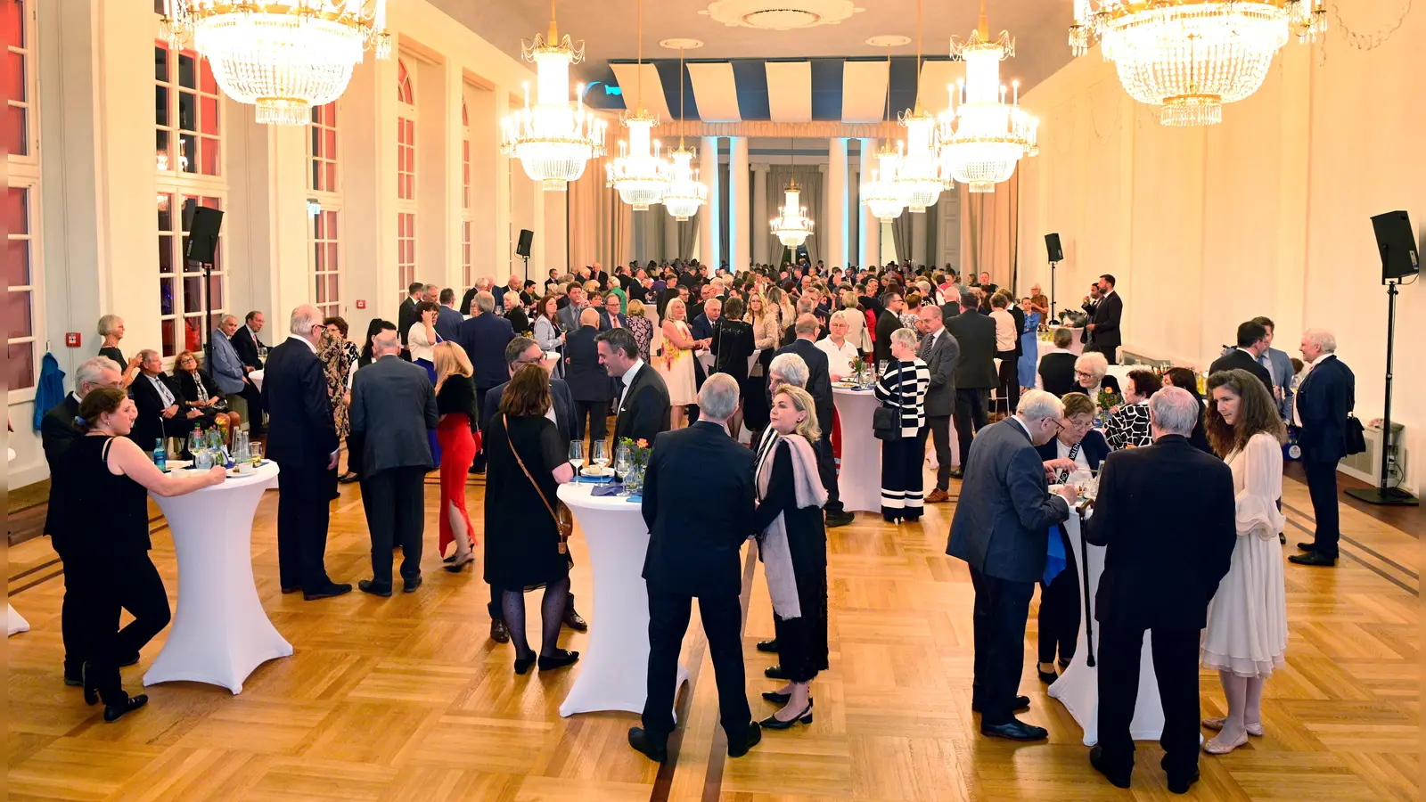 Feiern die Bachwoche: Gäste beim Staatsempfang der Bayerischen Staatskanzlei in der Orangerie. (Foto: Jim Albright)
