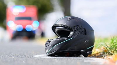Für den Motorradfahrer kam jede Hilfe zu spät. (Symbolbild) (Foto: Julian Stratenschulte/dpa)