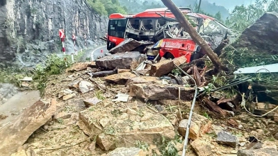 Im vorderen Teil des Busses wurden viele Passagiere eingeklemmt. (Foto: Minh Bang/VNExpress via AP/dpa)