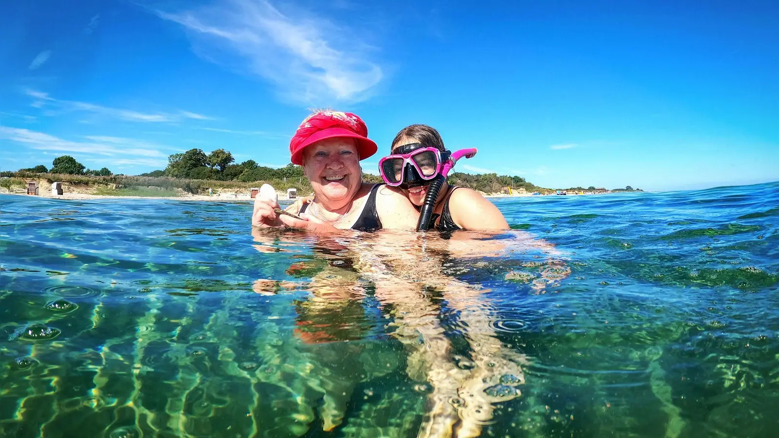 Gemeinsam mit der Enkelin baden gehen: Auch wenn die Oma davon träumt, kann es sein, dass ein gemeinsamer Urlaub mit der jungen Familie gerade nicht passt.  (Foto: Mascha Brichta/dpa-tmn)