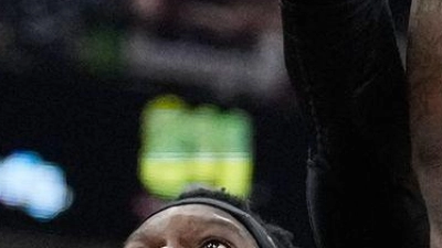 Dennis Schröder (l.) kam für Cleveland auf sechs Punkte. (Foto: Sue Ogrocki/AP/dpa)