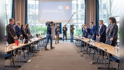 Zähe Verhandlungen: Bei VW geht die fünfte Tarifrunde in die Verlängerung. (Archivfoto) (Foto: Moritz Frankenberg/dpa)