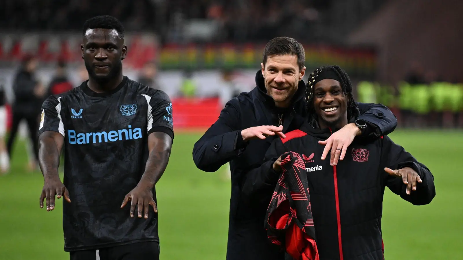 Leverkusens Stürmer Victor Boniface (l) zoffte beim Sieg gegen Eintracht Frankfurt mit Mitspieler Emiliano Buendía. (Foto: Arne Dedert/dpa)