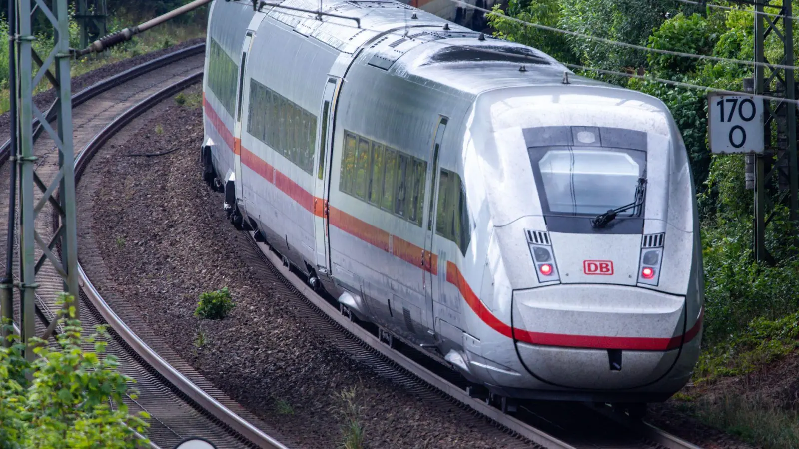 Auf der ICE-Strecke zwischen Nürnberg und Ingolstadt gibt es Beeinträchtigungen. (Archivbild)  (Foto: Jens Büttner/dpa)