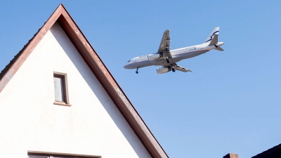 Kann ganz schön nerven: ein lautes Zuhause, etwa durch Fluglärm. (Foto: Daniel Bockwoldt/dpa/dpa-tmn)