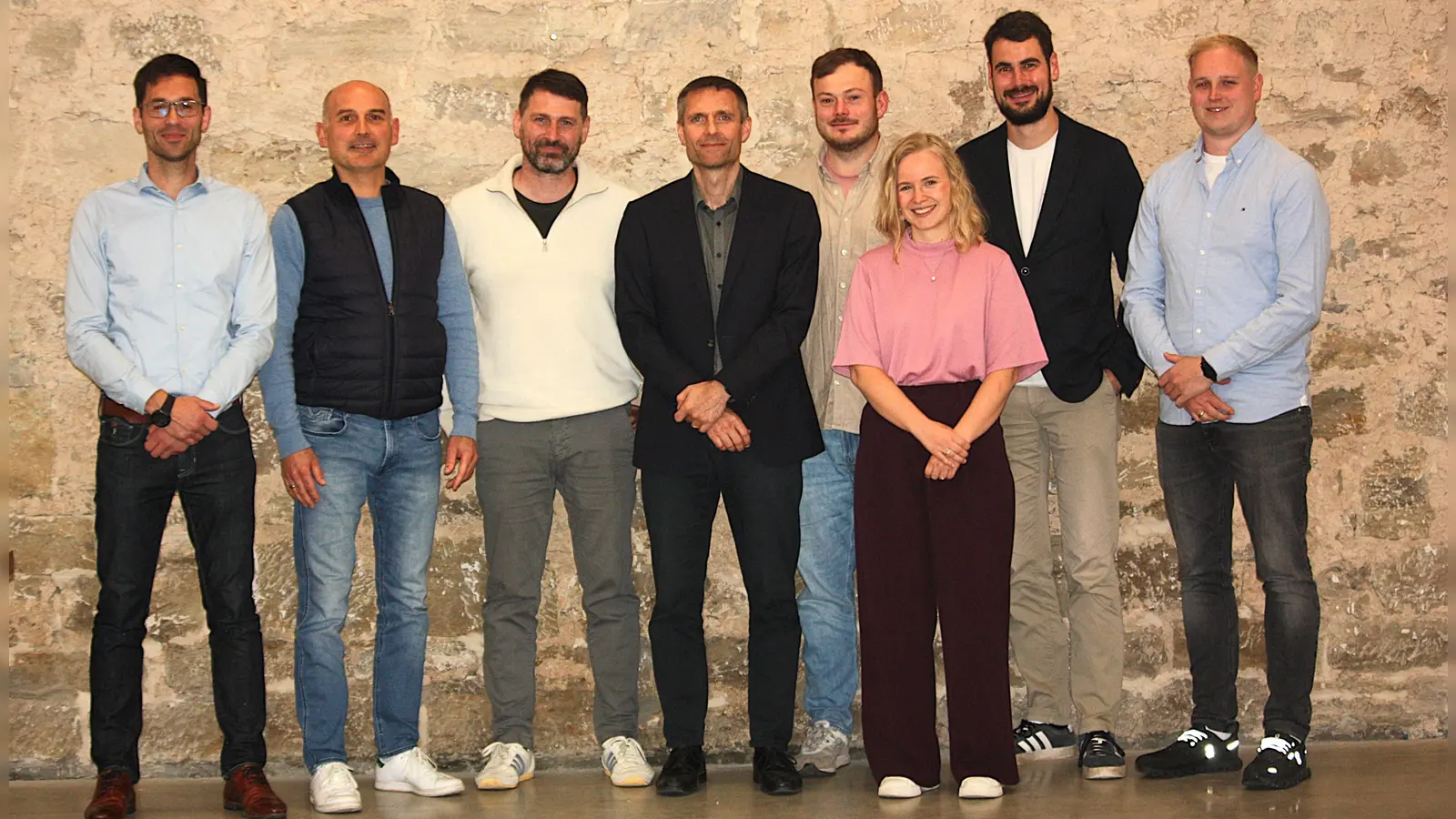 Bürgermeister Manuel Döhler (von links) mit den neu gewählten Gemeinderatsmitgliedern Oliver Eilert, Sascha Kohl, Achim Schneider, Markus Stolz, Jana Buhl, Georg Hochbauer und Jan Ehrmann. (Foto: Susanne Landgraf)