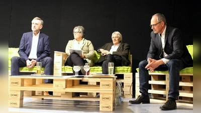 Günther Felßner (l.), Präsident des Bayerischen Bauernverbands, Richard Mergner (2.v.r.), Vorsitzender des Bund Naturschutz in Bayern und Europaabgeordnete Maria Noichl stellten sich bei einer Podiumsdiskussion den Fragen von Wolfgang Kerwagen, Leiter des Amts für Landwirtschaft, Ernährung und Forsten Ansbach. (Foto: Diane Mayer)