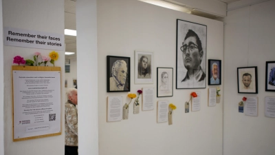 Ein Blick in den Gedenkraum für Pressefreiheit, den der Verein Wahrheitskämpfer im Frühjahr 2025 im Ansbacher Kunsthaus Reitbahn 3 gestaltete.  (Archivbild: Tizian Gerbing)