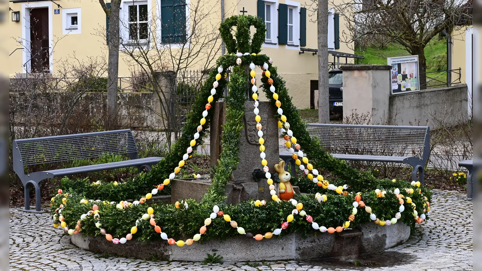 Den Brunnen vor dem Sugenheimer Schäferhaus haben die örtlichen Landfrauen österlich gestaltet. (Foto: Andreas Reum)