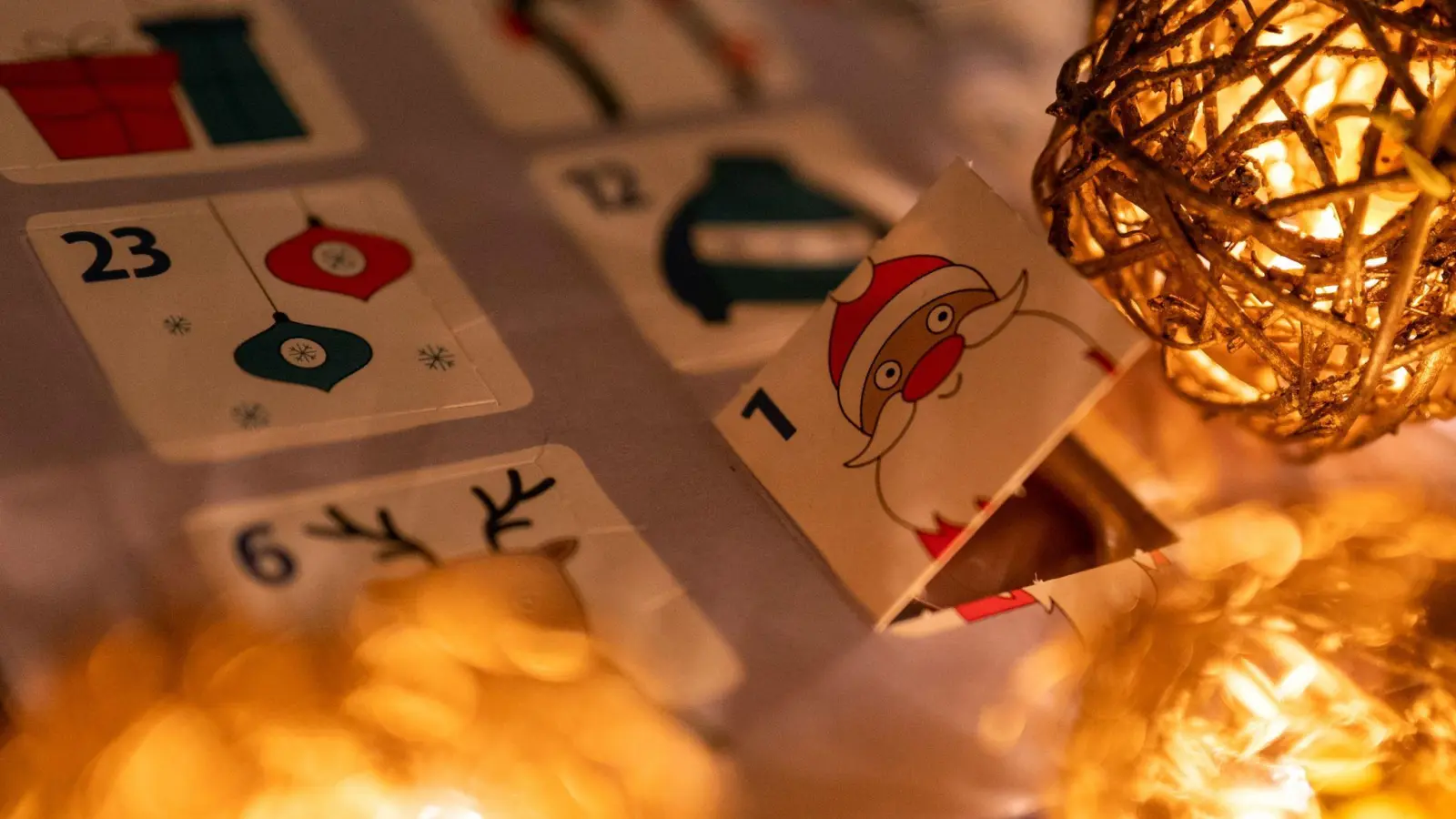 Jeden Tag nur ein Türchen des Adventskalenders zu öffnen, ist Kleinkindern manchmal schwer zu vermitteln. (Foto: Monika Skolimowska/dpa-Zentralbild/dpa-tmn)