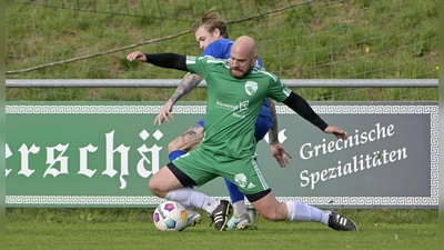 Philipp Fischer (im grünen Trikot) und die SG Münchsteinach/Diespeck wollen direkt wieder in die Kreisklasse aufsteigen. Dafür wollen sie wie hier gegen den TSV Langenzenn in der Vorsaison kämpfen.  (Foto: Martin Rügner)