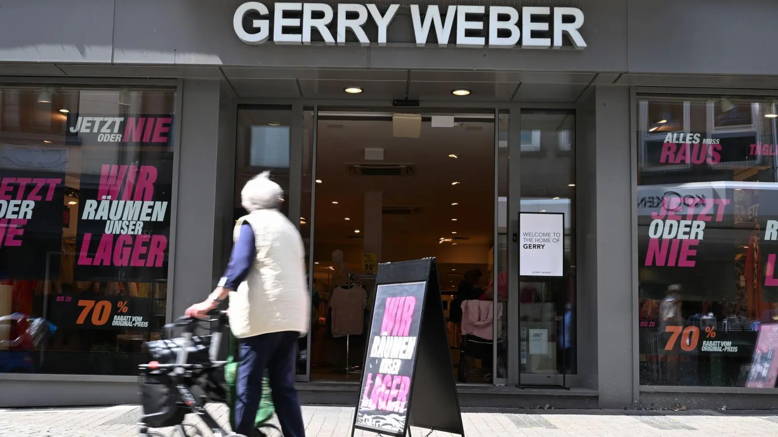 Der Abverkauf läuft auf Hochtouren in den verbliebenen Gerry-Weber-Shops in Deutschland. (Foto: Wolf von Dewitz/dpa)