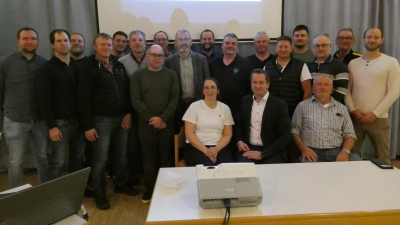 Die nominierten Gemeinderatskandidaten der UWG mit dem Vorsitzenden Wolfgang Reif (vorne, Mitte sitzend). (Foto: Walter Oberhäußer)