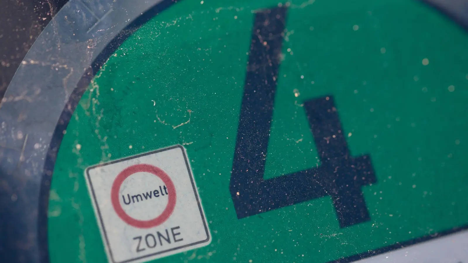 Ohne eine entsprechende Plakette riskierte man in Bayerns Städten bisher selbst mit E-Auto eine Strafe. (Foto: Fernando Gutierrez-Juarez/dpa-Zentralbild/dpa)