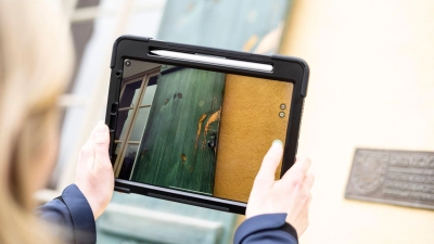 Eine sorgfältige Dokumentation der Schäden und Reparaturen ist für den steuerlichen Abzug unerlässlich: Rechnungen, Fotos und Zahlungsbelege sichern den Nachweis. (Foto: Alexander Prautzsch/dpa-tmn)