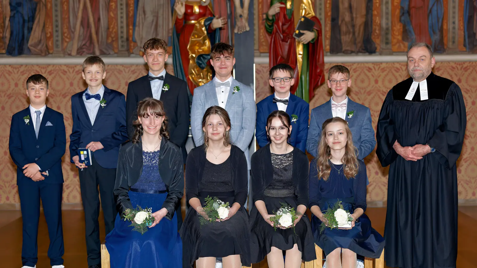 In der St. Wenzeslauskirche der Kirchengemeinde Wieseth feierten zehn junge Christen Konfirmation mit Pfarrer Klaus Lindner. (Foto: Josef Pfahler)