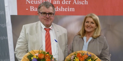 Die Blumen für Dr. Birgit Kreß und Harry Scheuenstuhl gab es augenscheinlich zu früh – die beiden werden den BRK-Kreisverband wohl noch eine Weile weiter führen müssen.  (Foto: Helmut Meixner)