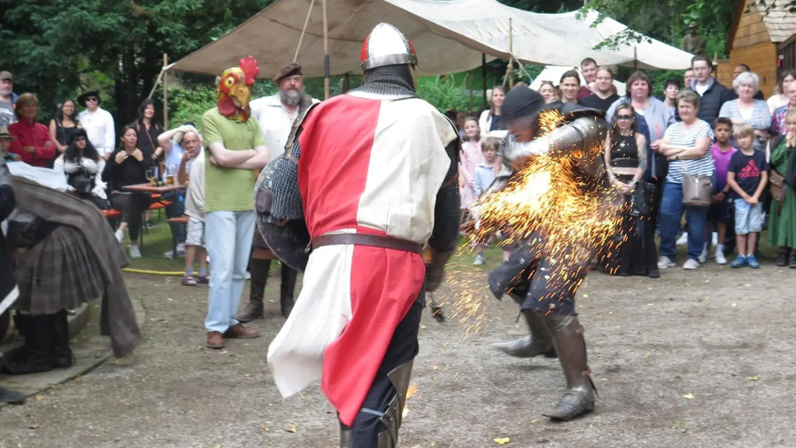 Da fliegen die Funken: Spektakuläre Kämpfe und aufwendige Gewänder gehören zum Mittelaltermarkt, der am kommenden Wochenende in Dinkelsbühl über die Bühne geht. Unser Foto entstand bei der Veranstaltung im vergangenen Jahr. (Foto: Alexander Schäffer)