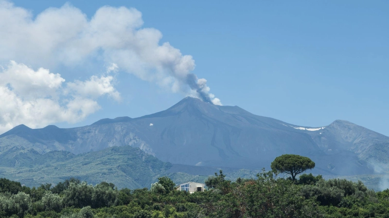 Der Ätna spuckt Aschewolken. (Foto: Francesco Enriquez/IPA via ZUMA Press/dpa)