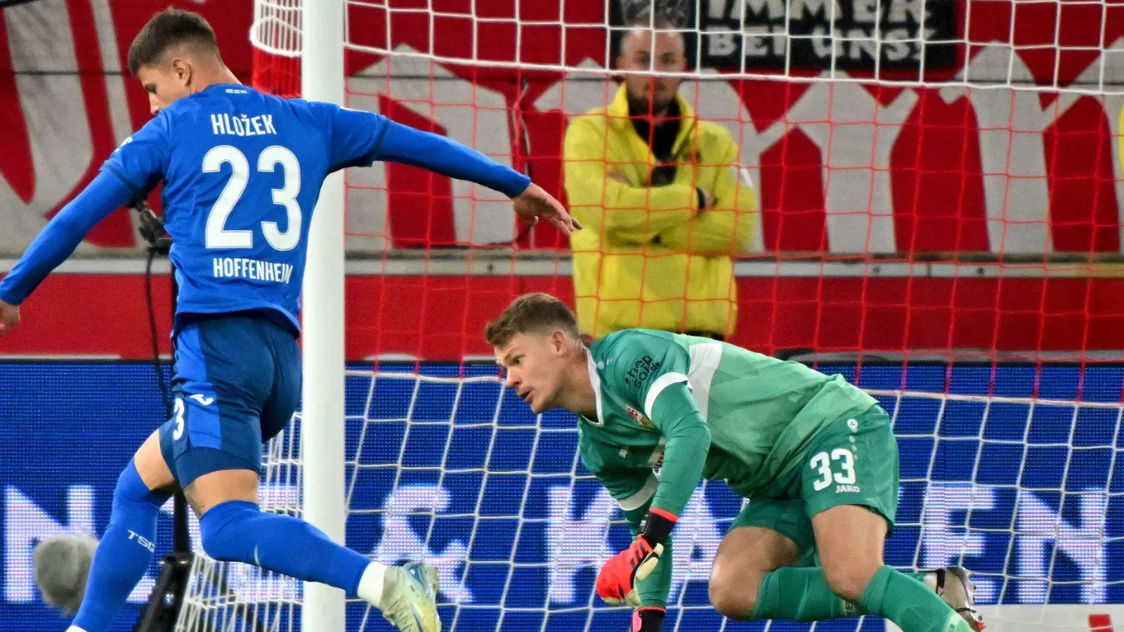 Stuttgarts Torhüter Alexander Nübel stand im Spiel gegen die TSG 1899 Hoffenheim vor den anstehenden Länderspielen im Fokus. (Foto: Jan-Philipp Strobel/dpa)