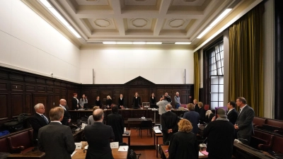 Die Beteiligten am Block-Prozess sind zum 21. Mal im Gerichtssaal zusammengekommen. (Foto: Marcus Brandt/Pool dpa/dpa)