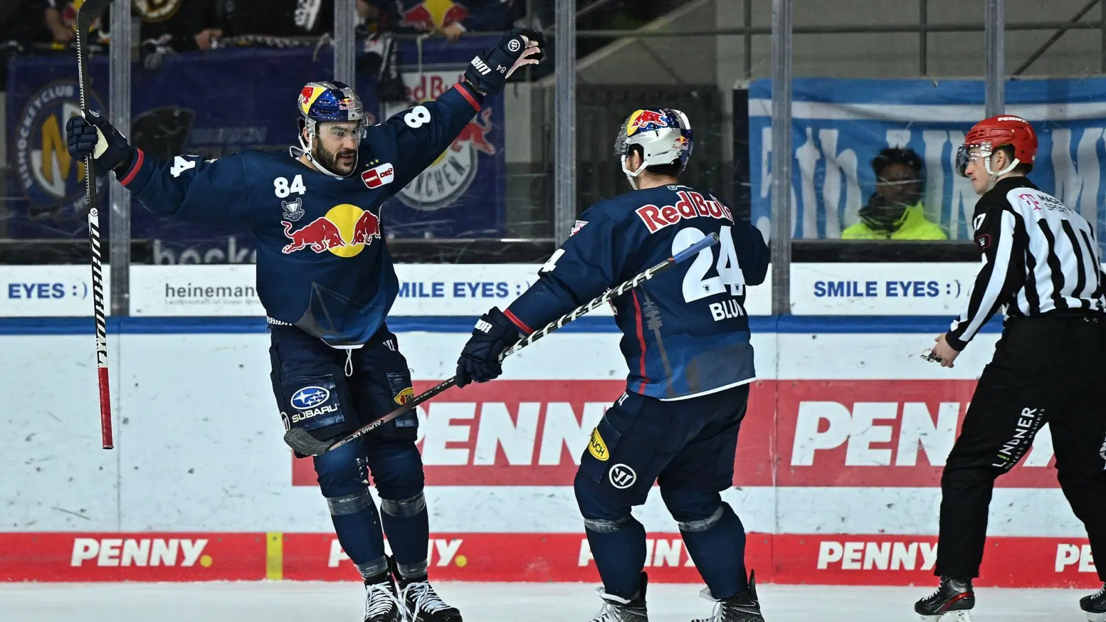 Der EHC Red Bull München holte sich in der Halbfinal-Serie gegen die Grizzlys Wolfsburg die Führung. (Foto: Lennart Preiss/dpa)