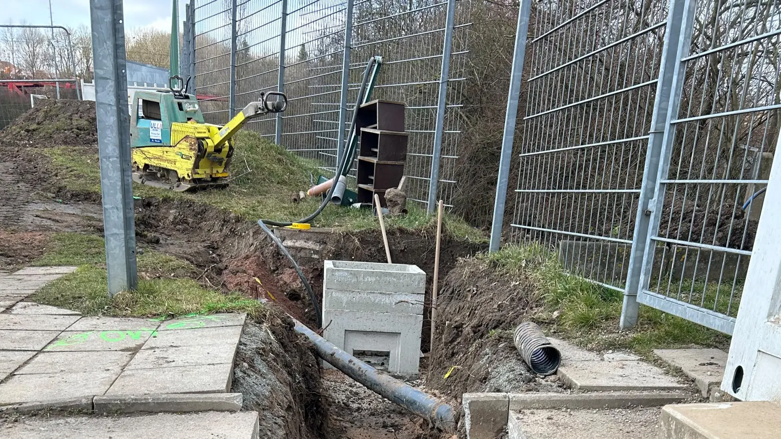 Viele der neuen Leitungen sind bereits verlegt, in dem Beton-Rechteck werden in wenigen Wochen die Masten platziert. (Foto: Florian Pöhlmann)