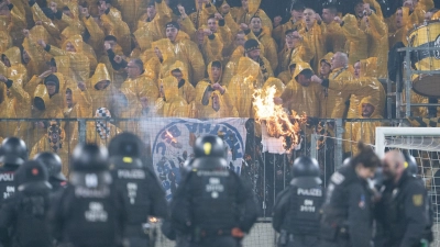 Beim Zweitliga-Spiel zwischen Dynamo Dresden und Hertha BSC kam es zu Krawallen. (Foto: Sebastian Kahnert/dpa)