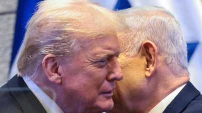 US-Präsident Donald Trump spricht im israelischen Parlament mit Regierungschef Benjamin Netanjahu.  (Foto: Evelyn Hockstein/Pool Reuters/AP/dpa)