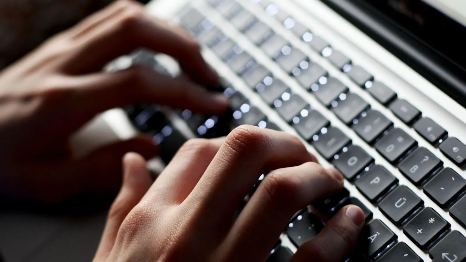 Klassische Betrugsmasche: Die Täter täuschten Interesse an einer Liebesbeziehung vor. (Symbolbild) (Foto: Karl-Josef Hildenbrand/dpa)