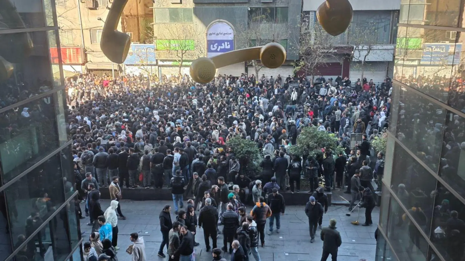 Demonstranten demonstrieren gegen die schlechten wirtschaftlichen Bedingungen in Teheran. (zu dpa: «Neue Protestwelle im Iran - Hintergründe und Ursachen») (Foto: Social Media)